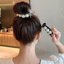 Load image into Gallery viewer, Elegant Pearl Hair Clip